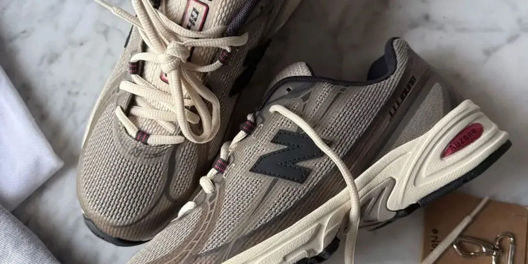 Paire de baskets New Balance sur fond en marbre.
