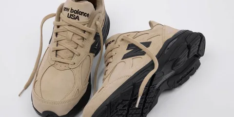 Baskets New Balance beiges avec semelles noires.