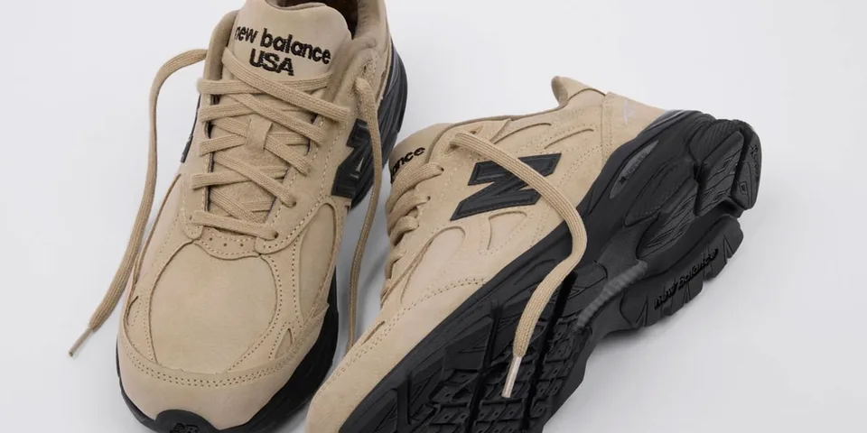 Baskets New Balance beiges avec semelles noires.