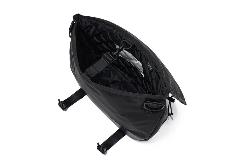 Sac noir ouvert avec doublure et sangles.