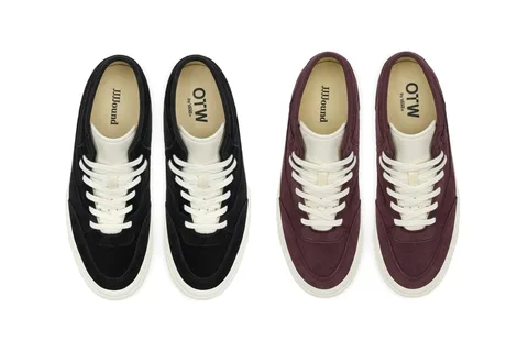 Deux paires de chaussures en noir et bordeaux avec semelles blanches.