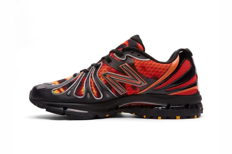 Chaussure de sport rouge et noire avec motif dynamique.