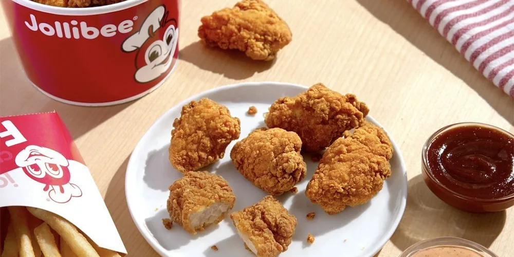 Assiette de morceaux de poulet frit Jollibee avec sauces.
