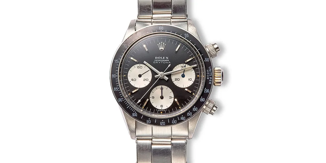 Montre chronographe vintage avec cadran noir et bracelet en métal.