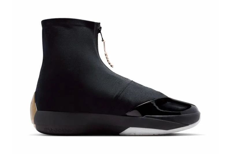 Chaussure montante noire avec fermeture éclair et détails vernis.