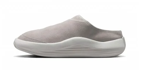 Chaussure marron clair, style moderne avec semelle épaisse.