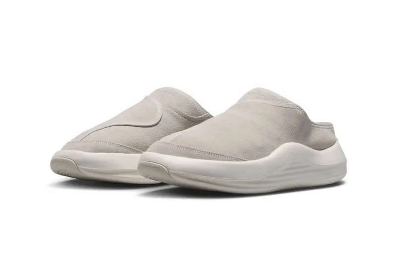 Paire de chaussures beige clair au design moderne et épuré.