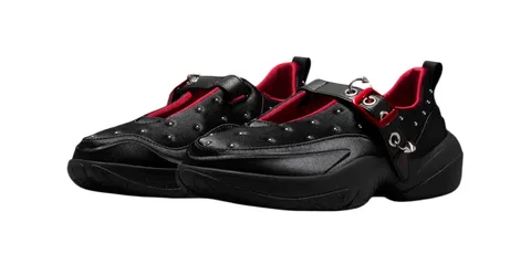 Chaussures noires avec des clous argentés et semelles épaisses