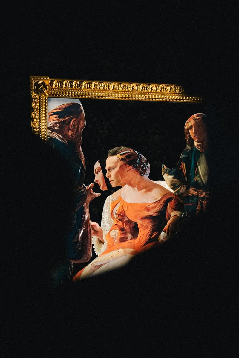 Tableau classique avec personnages vêtus de manière élégante.