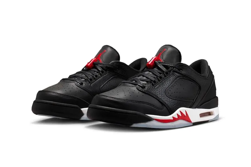 Chaussures noires avec détails rouges et semelle blanche, design sportif.