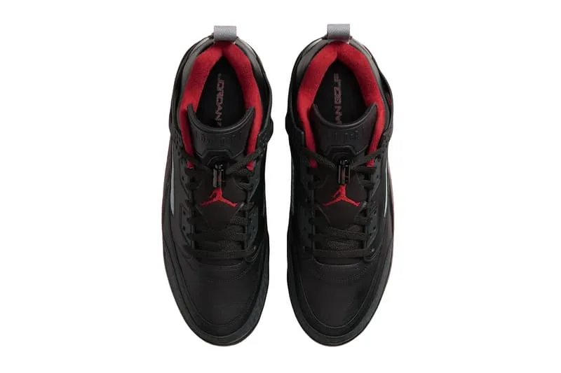 Vue de dessus de baskets noires et rouges Jordan, fond blanc.