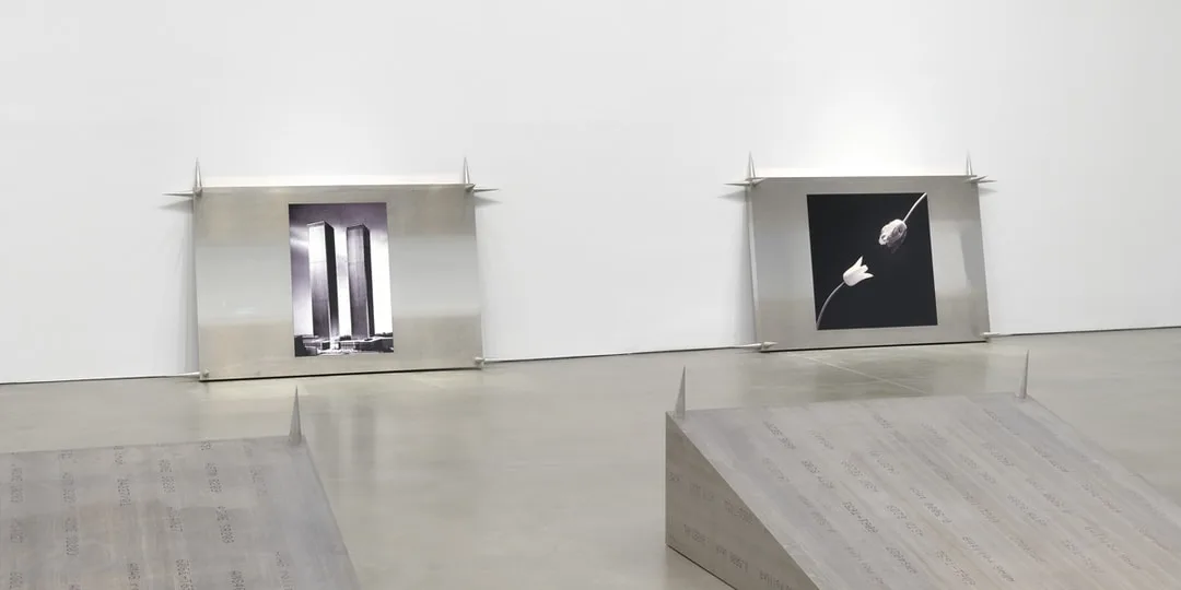 Deux œuvres d'art modernes sur des supports métalliques.