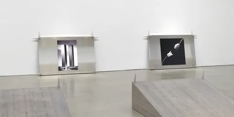 Deux œuvres d'art modernes sur des supports métalliques.