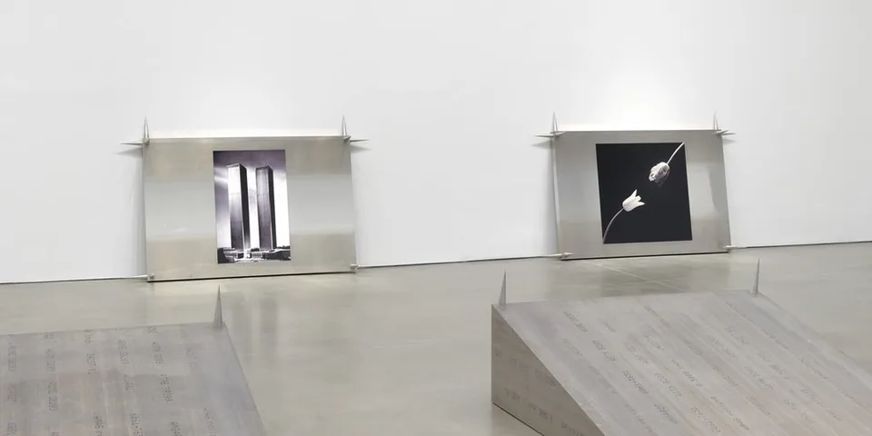 Deux œuvres d'art modernes sur des supports métalliques.