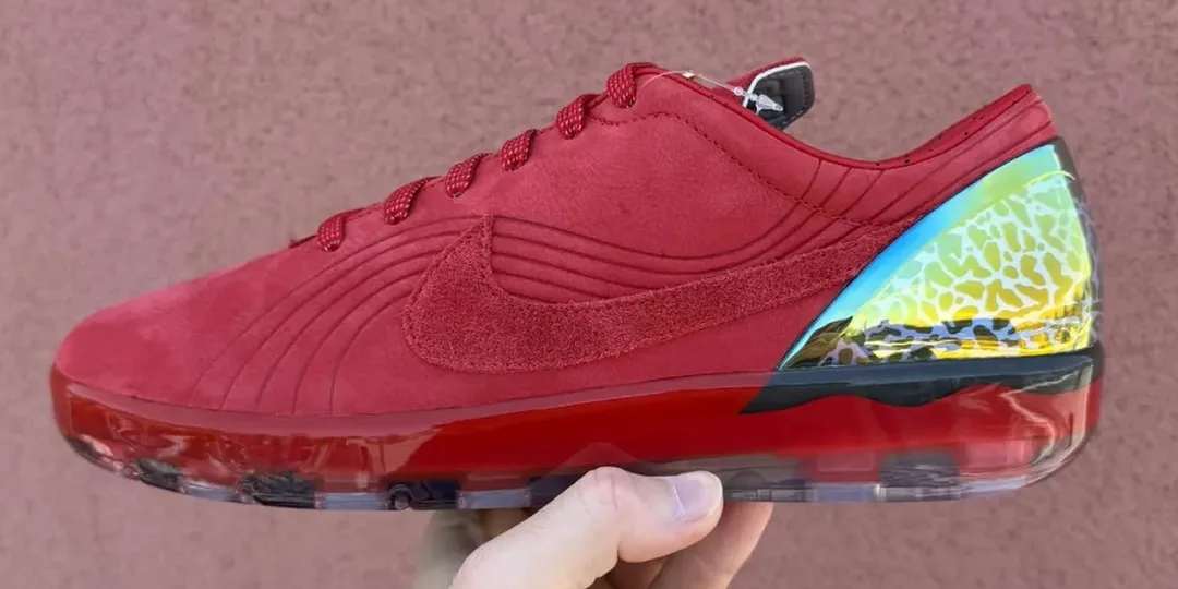 Chaussure rouge avec détail holographique sur le talon.