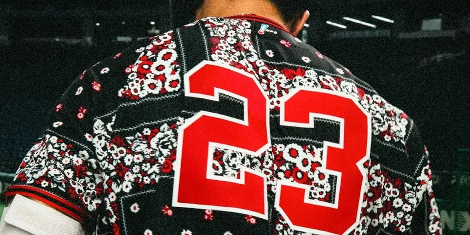 Dos d'un maillot de sport fleuri avec le numéro 23 en rouge.