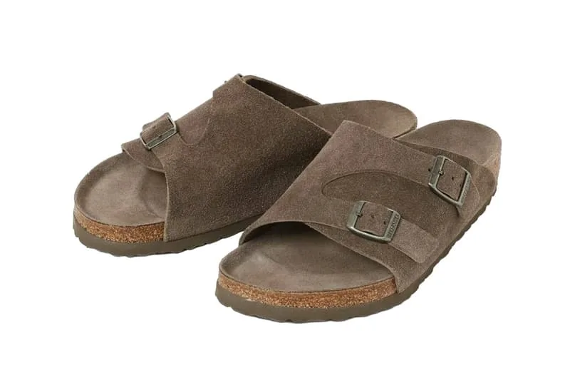 Sandales marron en cuir avec deux boucles.