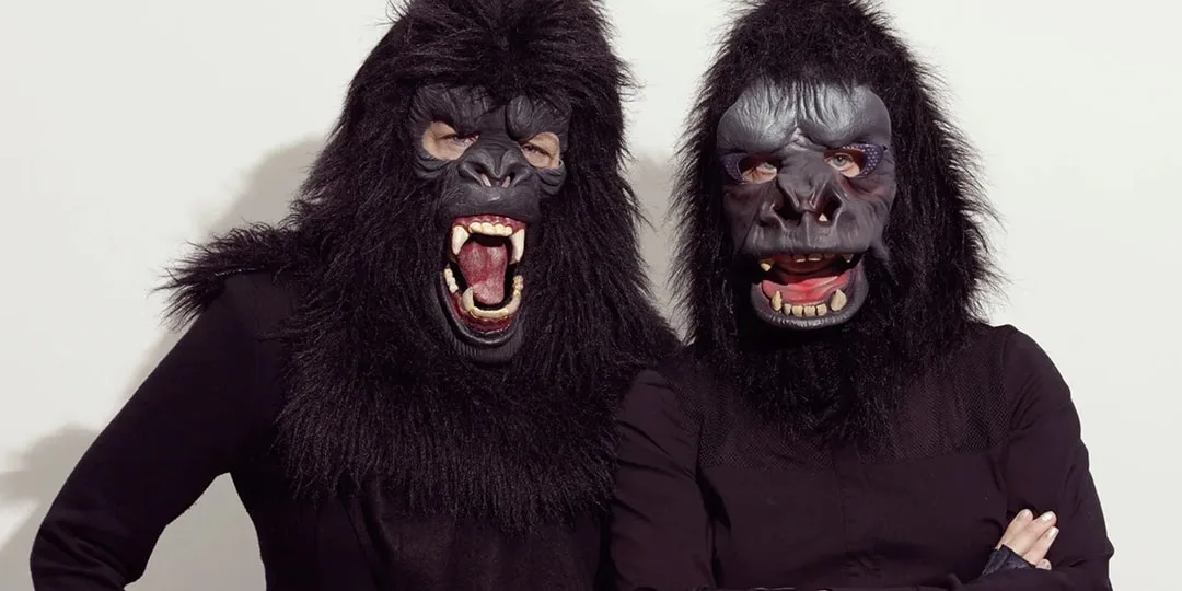 Deux personnes portant des masques de gorille avec des expressions féroces.