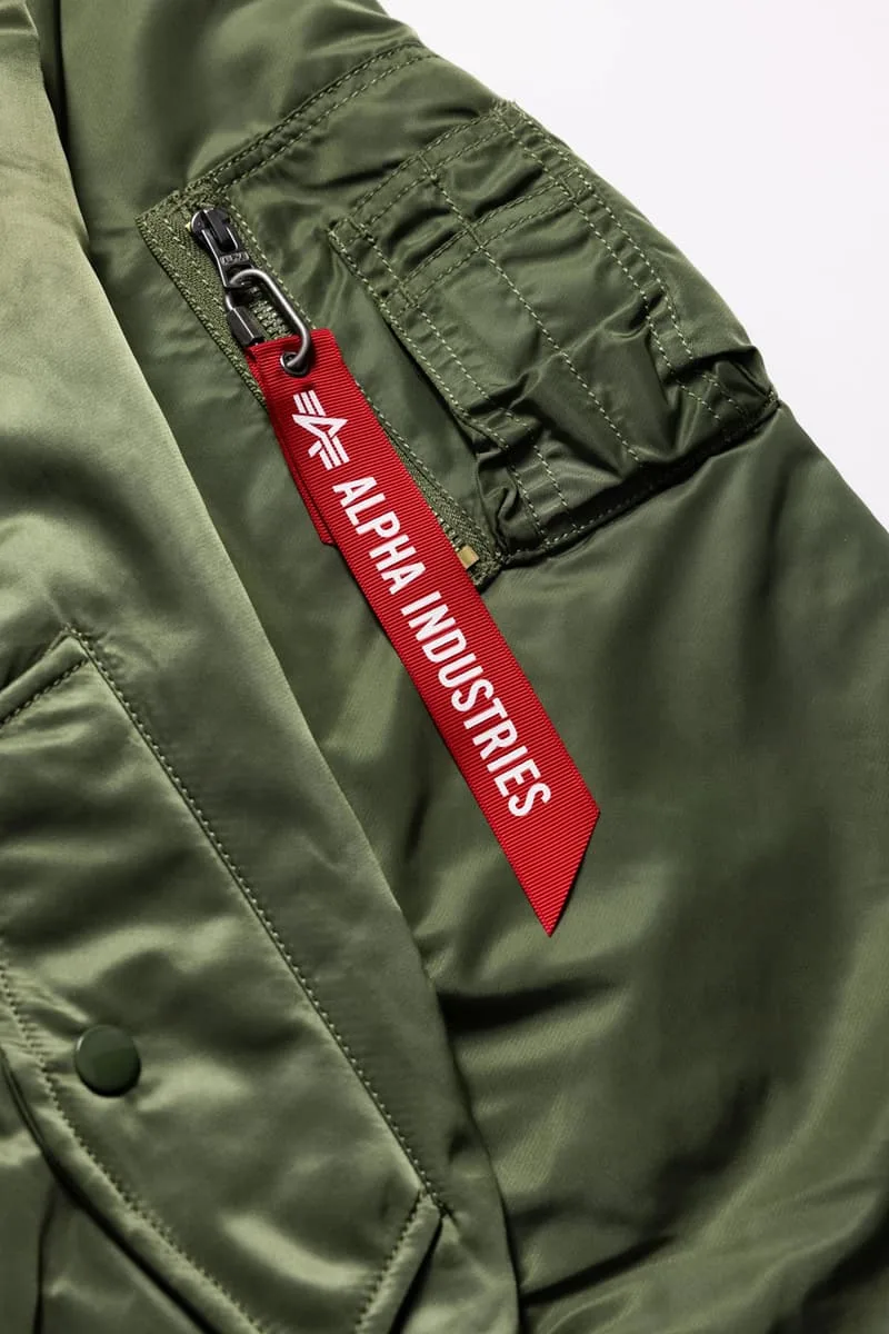 junya-watanabe-et-alpha-industries-fusionnent-bomber-et-jean/carousel-5.jpg
