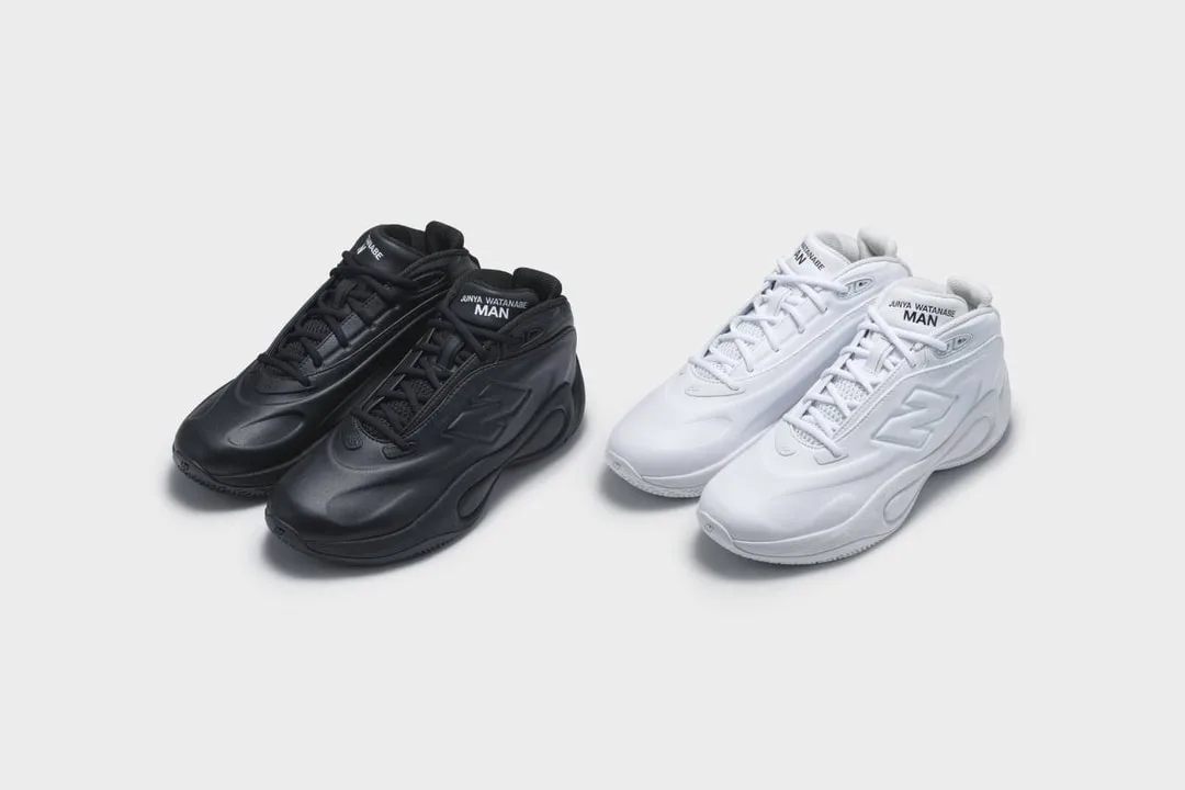 Deux paires de baskets, une noire et une blanche, sur fond gris.
