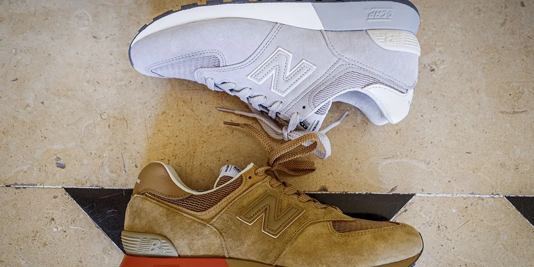 Deux sneakers New Balance sur un sol en marbre.