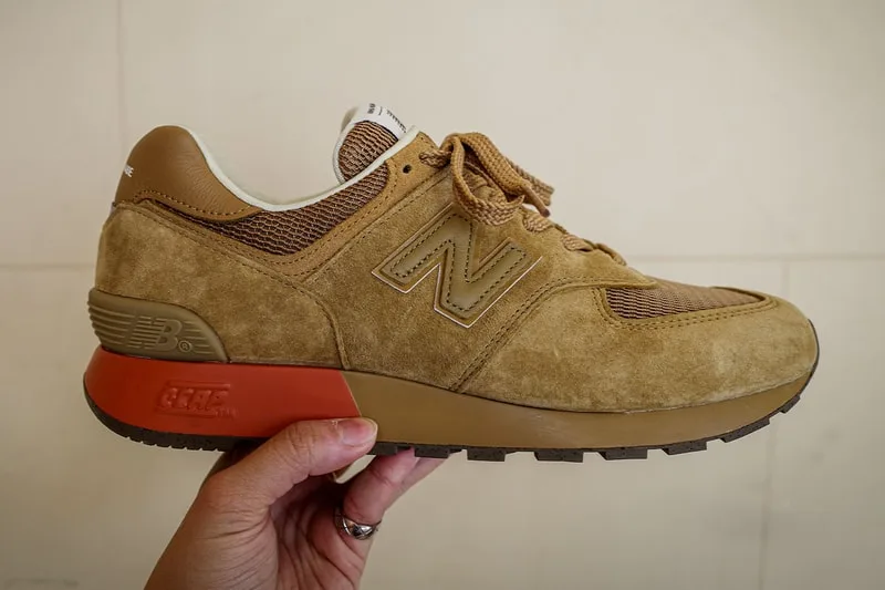 Chaussure New Balance marron et orange en daim et maille.