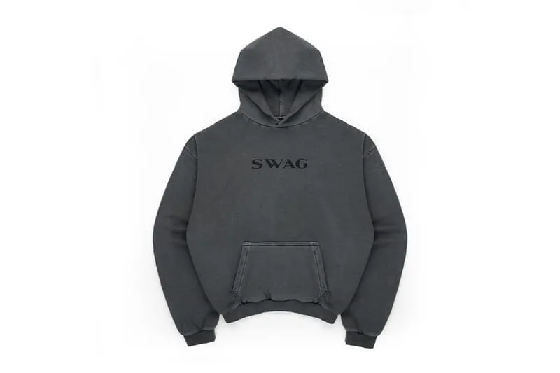 Sweat à capuche gris foncé avec texte 'SWAG' sur le devant.