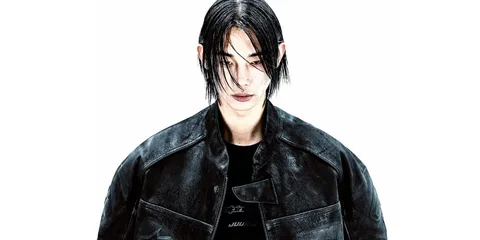 Homme aux cheveux noirs porte une veste sombre.