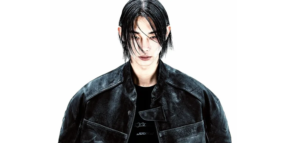 Homme aux cheveux noirs porte une veste sombre.