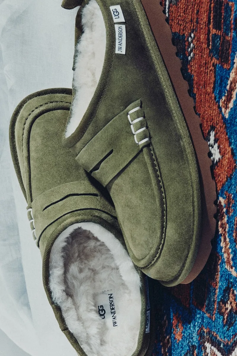 Chaussures en daim vert avec doublure en laine sur tapis coloré.