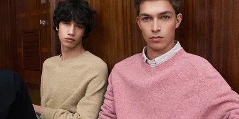 Deux hommes en pulls pastel, décor en bois