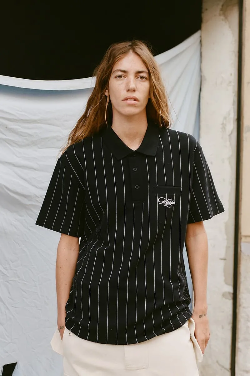 Femme avec polo rayé noir, fond neutre