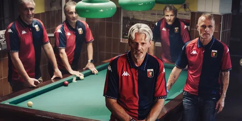 Cinq personnes avec un maillot de football autour d'une table de billard.
