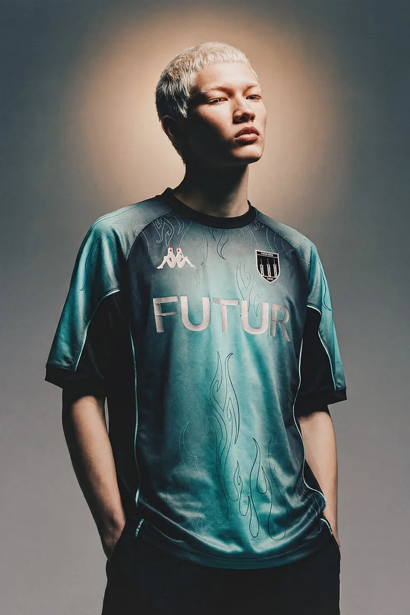 Personne portant un maillot de sport vert avec 'FUTUR' en avant