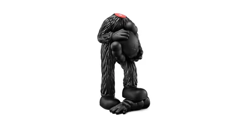 Sculpture noire sans tête avec texture poilue et marque sur le sommet.