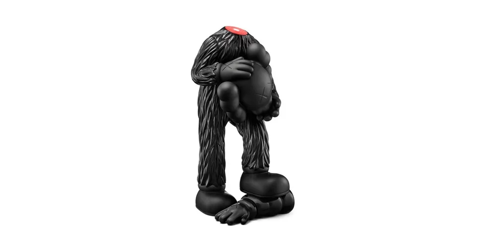 Sculpture noire sans tête avec texture poilue et marque sur le sommet.
