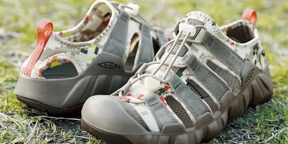 Chaussures de randonnée résistantes sur gazon vert.