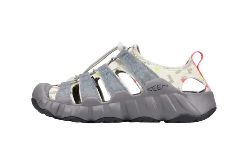 Sandale de sport grise et blanche avec semelle robuste.