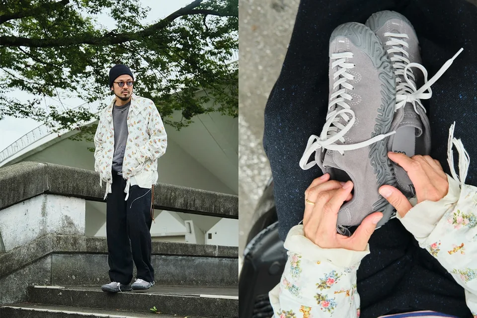 Homme portant une veste claire et des baskets grises.