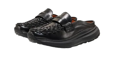 Chaussures en cuir noir avec semelle épaisse et détails tressés.