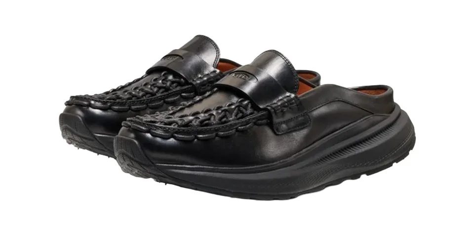 Chaussures en cuir noir avec semelle épaisse et détails tressés.