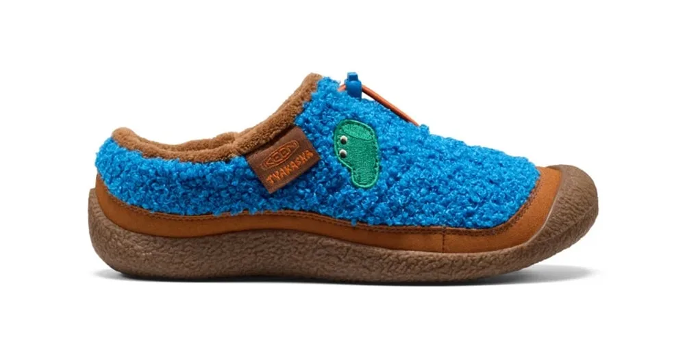 Chausson bleu texturé à semelle marron, avec détails verts et orange.