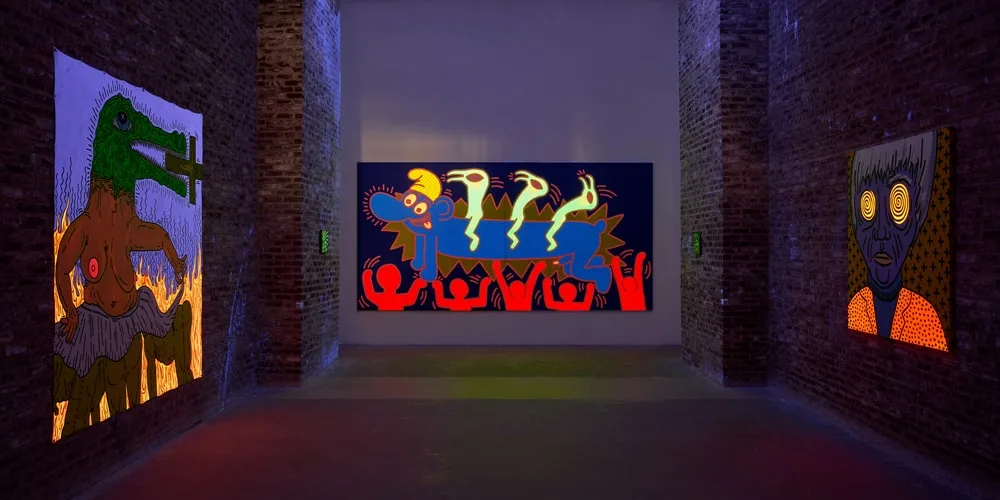 Exposition artistique avec peinture colorée sur les murs de briques.