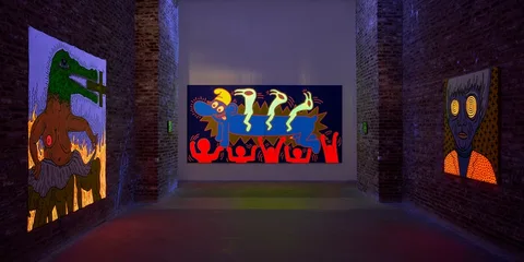 Exposition artistique avec peinture colorée sur les murs de briques.