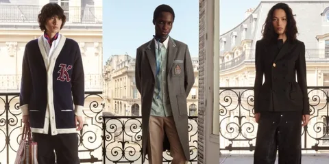 Trois modèles sur un balcon parisien, vêtus en tenue chic et moderne.