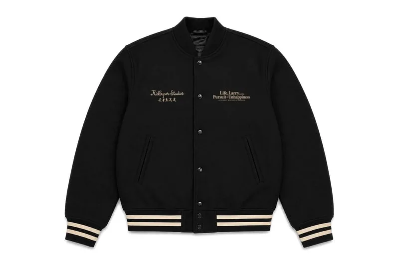 Veste noire avec inscriptions brodées sur le devant.