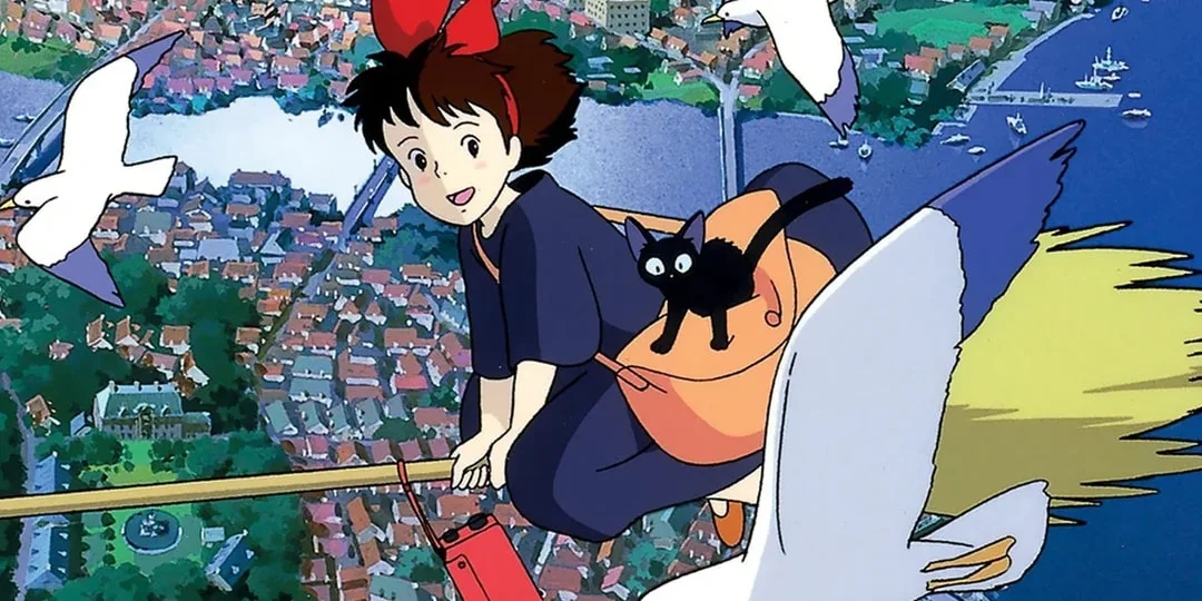 Jeune fille volant sur un balai avec un chat dans le ciel, ville en arrière-plan.