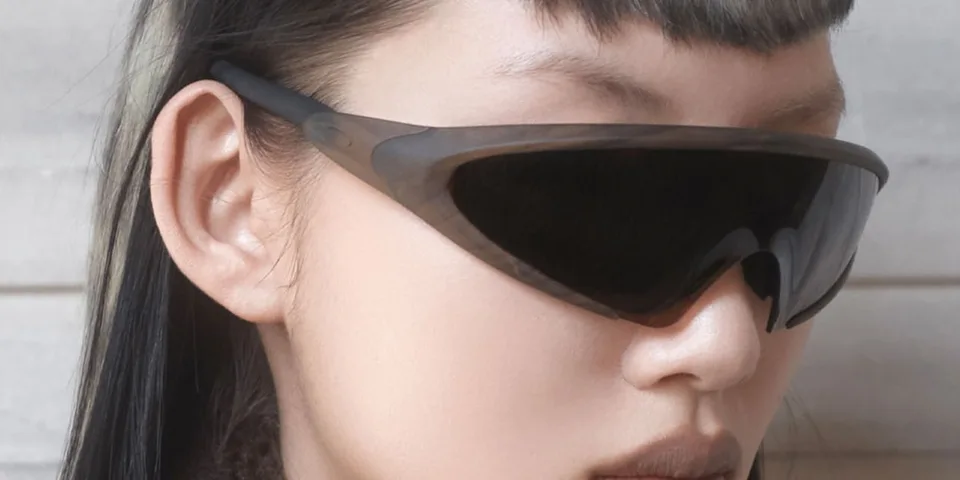Personne portant de grandes lunettes de soleil noires.