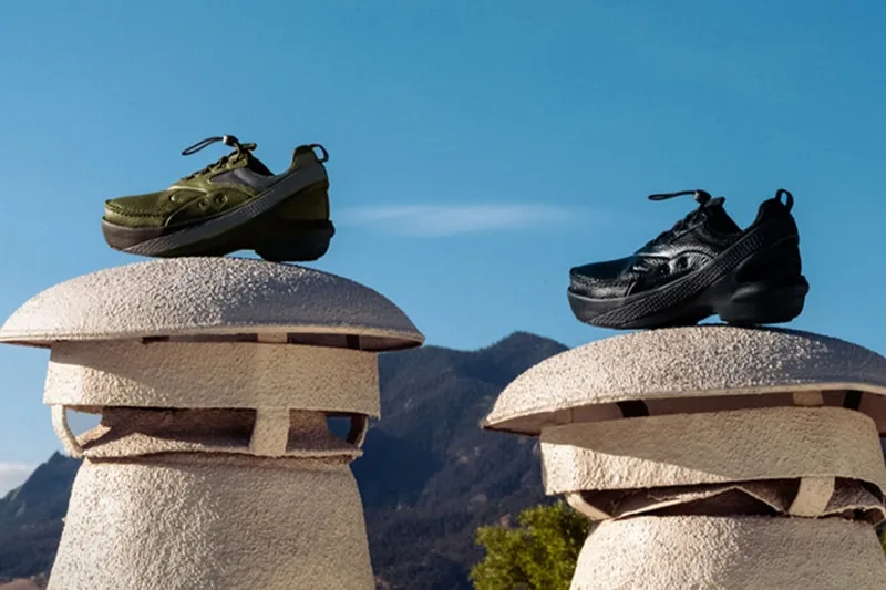 Deux paires de chaussures sur des structures en béton avec paysage de montagne.
