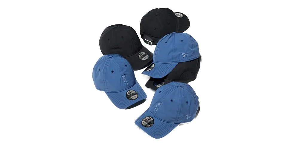 Cinq casquettes de baseball noires et bleues sur fond blanc.